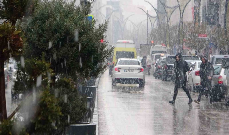 Vanda yoğun kar yağışı etkili oluyor