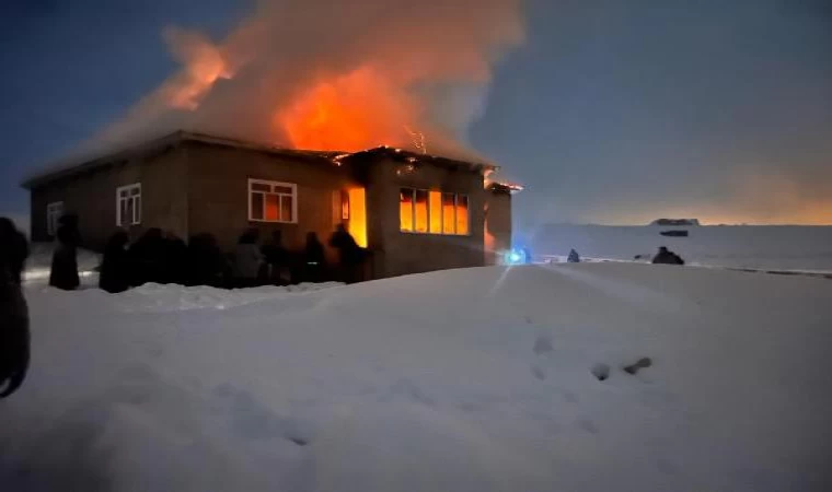 Van’daki ev yangınında 6 aylık Şerzan bebek, beşiğinde yanarak can verdi (2)