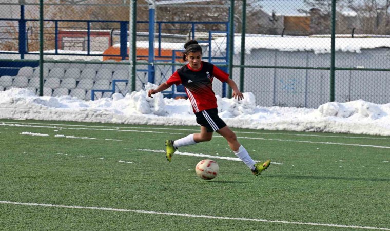 Vanın milli futbolcusu Şilan performansıyla göz dolduruyor