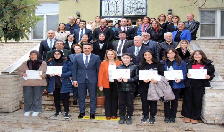 Veremi en iyi çizen ve yazıya döken öğrenciler ödüllerini aldı