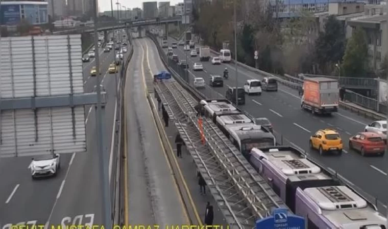 Video çekmek için metrobüsün üzerine çıkan fenomen güvenliklere yakalandı