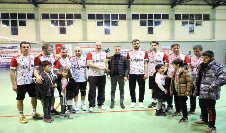 Voleybol turnuvasında şampiyonluk kupasını Alaca Önder aldı