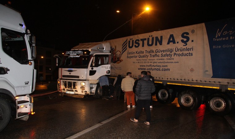 Yağışlı havada kayan tır karayolunu trafiğe kapattı