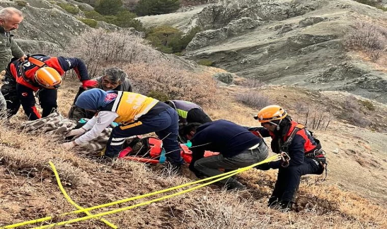 Yamaçtan yuvarlanan avcının ayağı kırıldı