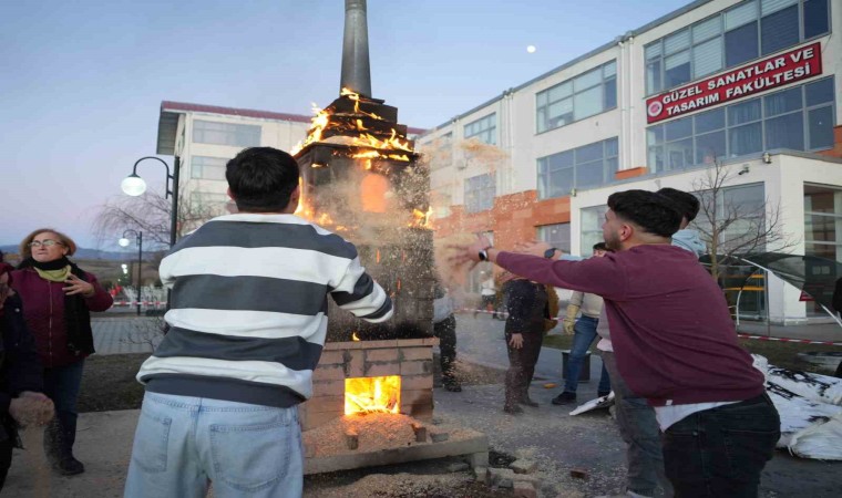 Yarım ton çamur kullanıp, tarihi saat külesinin heykelini yaptılar