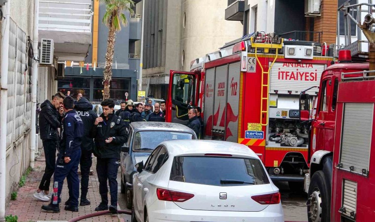 Yatak odasının kule döndüğü yangında canlarını zor kurtardılar