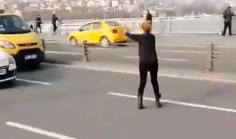 Yavru kediyi kurtarmak için trafiği durdurdu