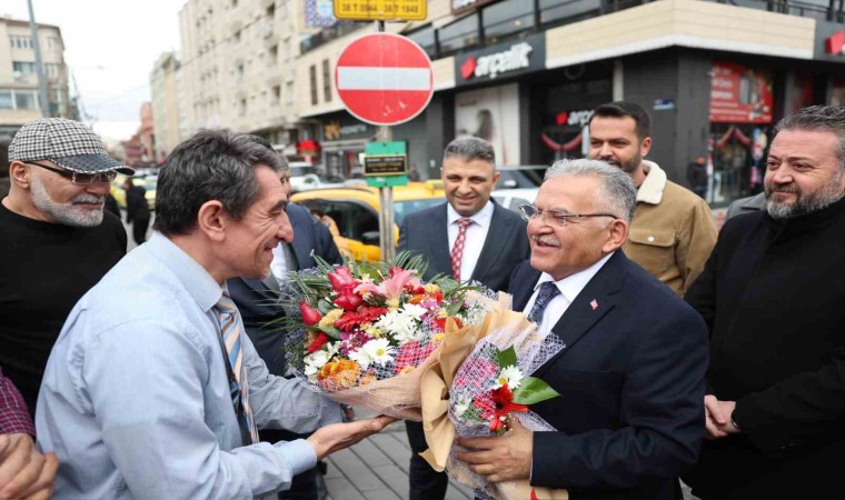 Yeraltı çarşısı esnafından Başkan Büyükkılıça çiçekli karşılama