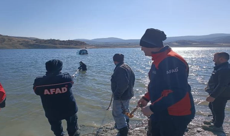 Yıkamak için traktörünü göle soktu, çıkartamadı