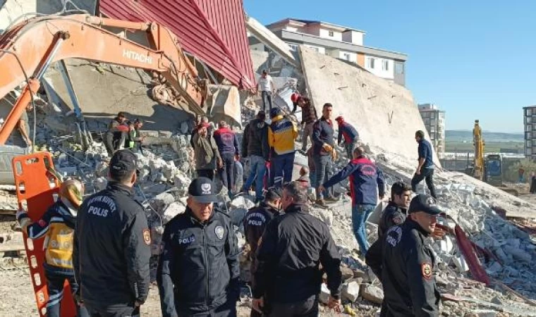 Yıkım sırasında ağır hasarlı bina, iş makinesinin üzerine devrildi; operatör enkaz altında