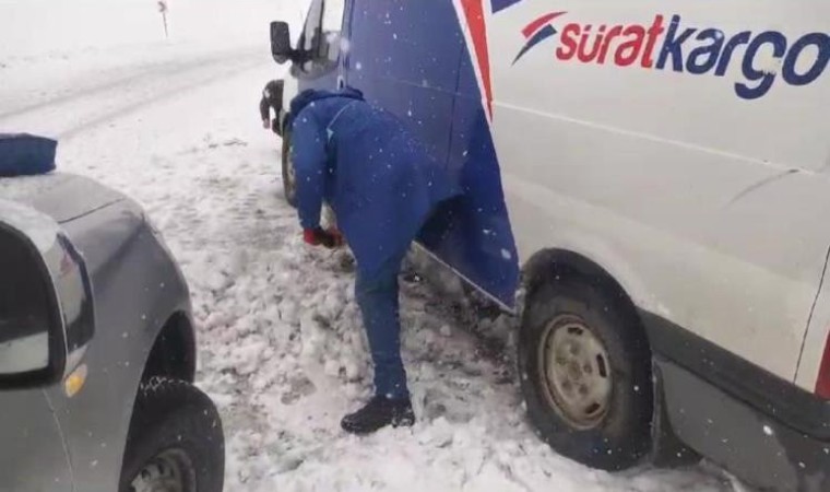 Yoğun kar yağışı nedeniyle Panor Dağı bölgesinde araçlar mahsur kaldı