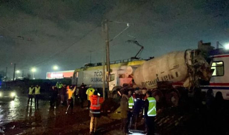 Yolcu treni, hemzemin geçitte beton mikserine çarptı; 1 yaralı