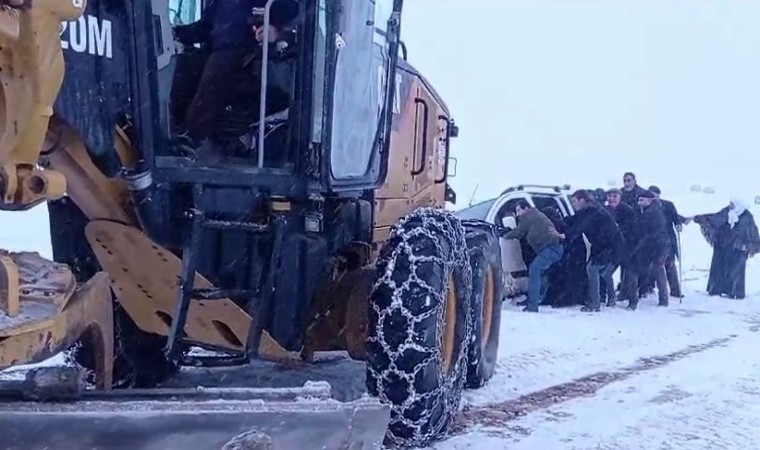 Yolda kalan otomobil iş makinası ile kurtarıldı