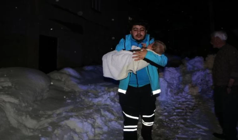 Yolu kardan kapanan mezrada rahatsızlanan 7 aylık Berat’ı ekipler hastaneye yetiştirdi 