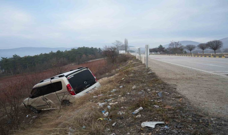 Yolu şaşıran sürücü, tarlaya uçtu: 3 yaralı