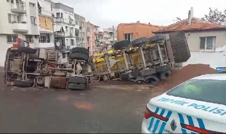 Yük boşaltırken devrilen harfiyat kamyonunun sürücüsü yaralandı; olay anı kamerada