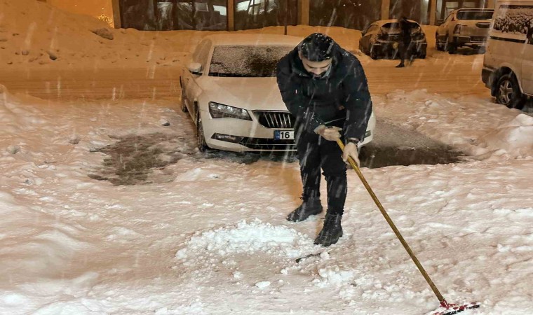 Yüksekovada kar yağışı başladı