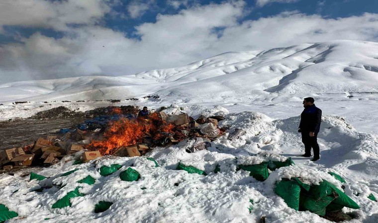 Yüksekovada tarihi geçmiş bir kamyon gıda imha edildi