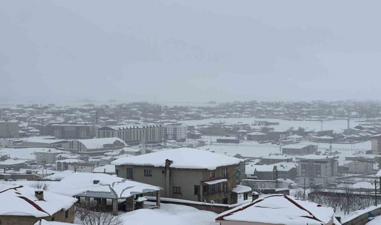 Yüksekovada uçak seferlerine kar engeli