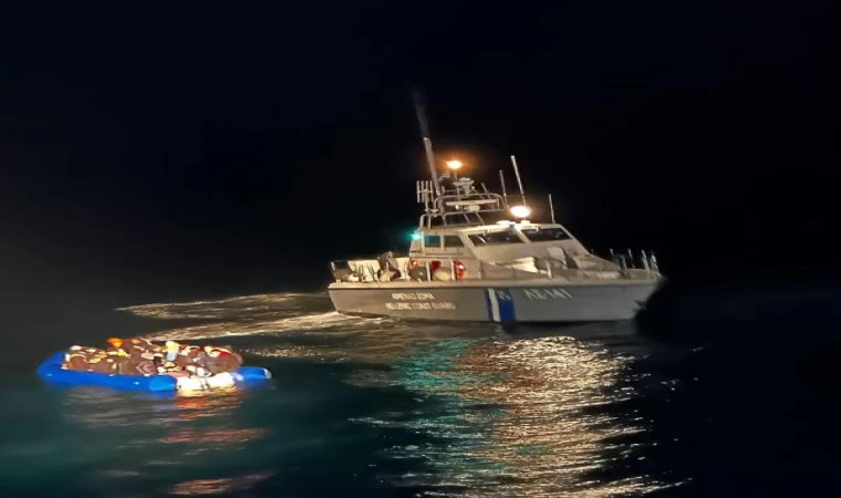 Yunan botunun kaçak göçmenleri batırmaya çalışması kamerada; Türk Sahil Güvenlik yetişti