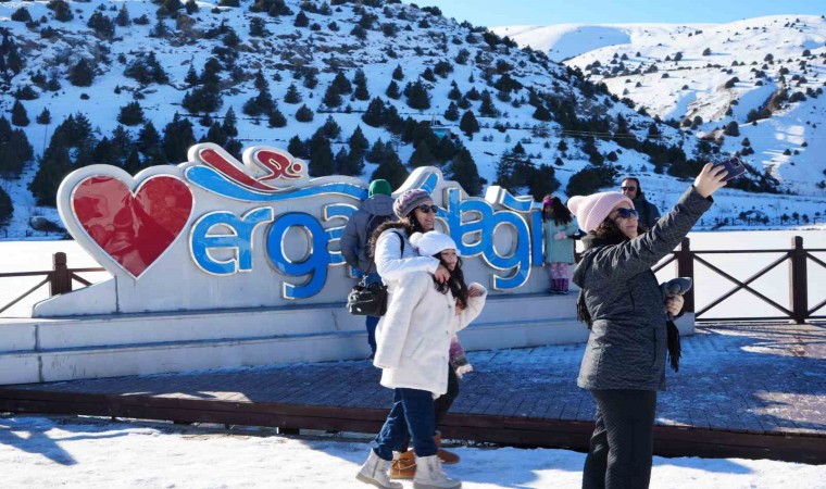 Yüzeyi buz tutan Ardıçlı Gölünde mest eden kış manzarası