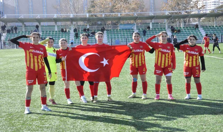 Zeynep Bilirden gol sonrası asker selamı