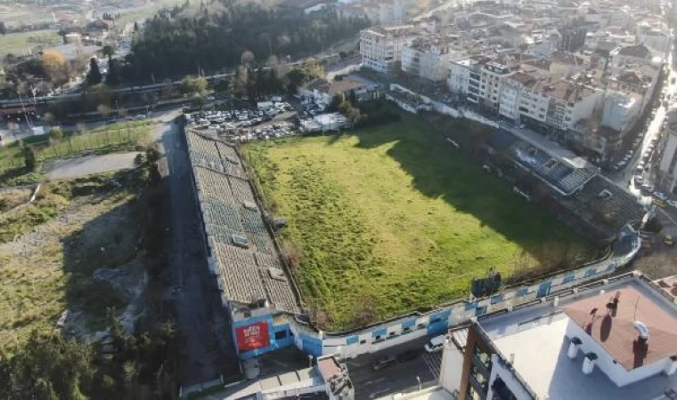 Zeytinburnu’nda davalık olan 16 bin kişilik stadyum kaderine terk edildi 