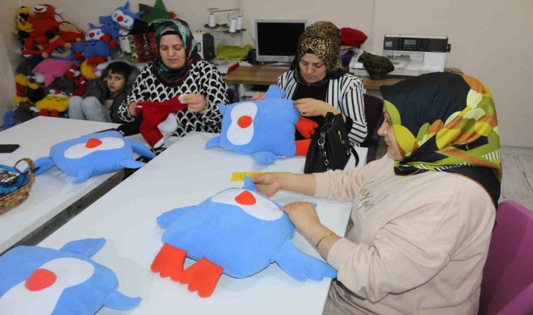 Zivzik narından esinlenen kadınlar, ürettikleri oyuncaklar ile ev ekonomisine katkı sağlıyor