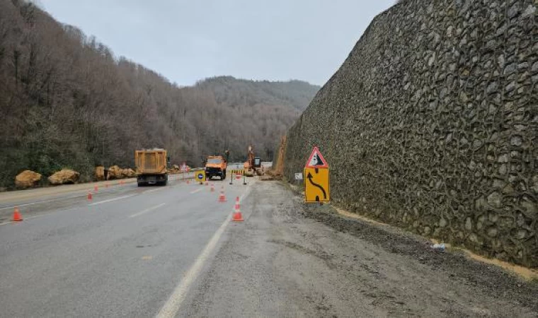 Zonguldak-Ankara yoluna düşen dev kayalar kaldırılıyor