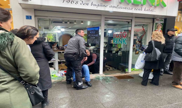 Zonguldakta bir kişi yaslandığı işyerinin camı patlayınca yaralandı