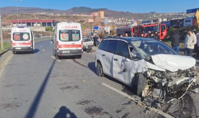 Zonguldak’ta iki otomobilin çarpıştığı kaza kamerada: 1 ölü, 5 yaralı