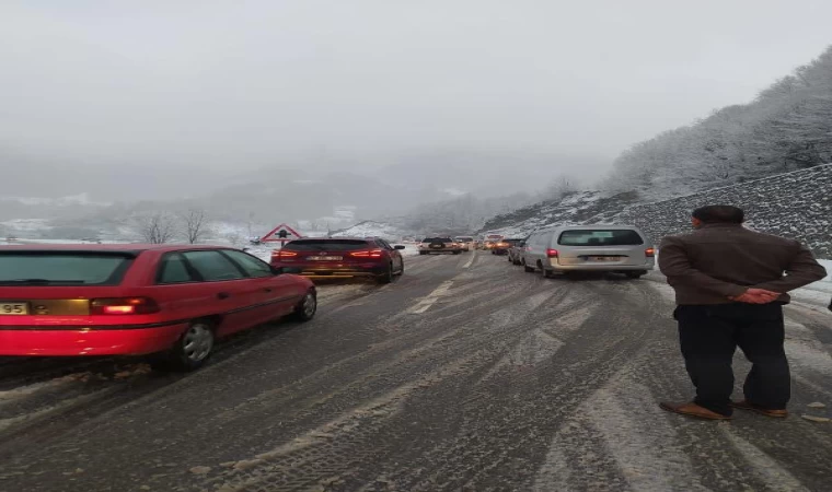 Zonguldak’ta kar; ulaşım olumsuz etkilendi, vatandaşlar ateş yakıp çay içti