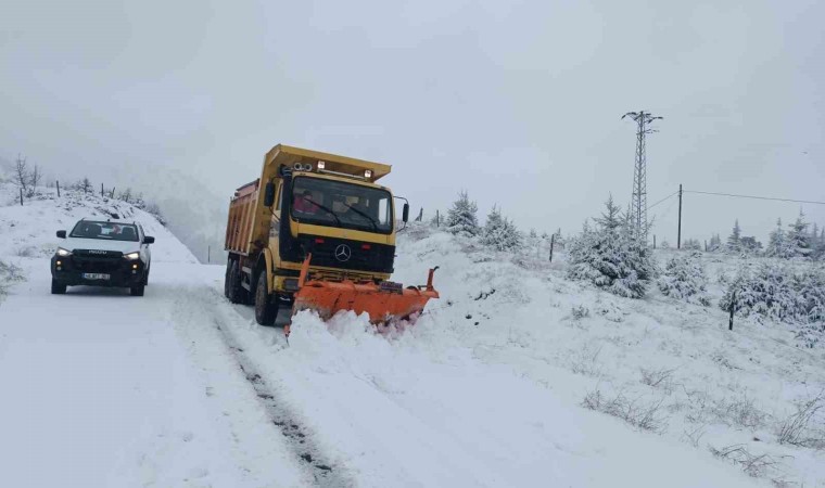 Zorlu kış şartlarında küreme uygulamaları devam ediyor