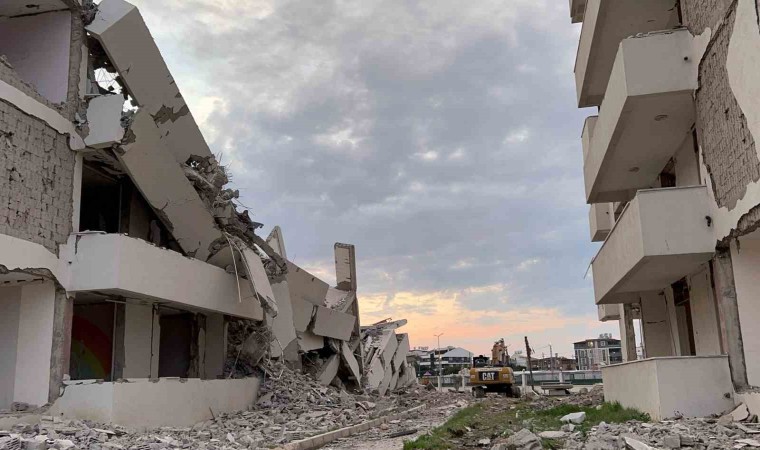 13 katlı bina iş makinesinin darbesiyle yerle bir oldu, yaşanan panik kamerada