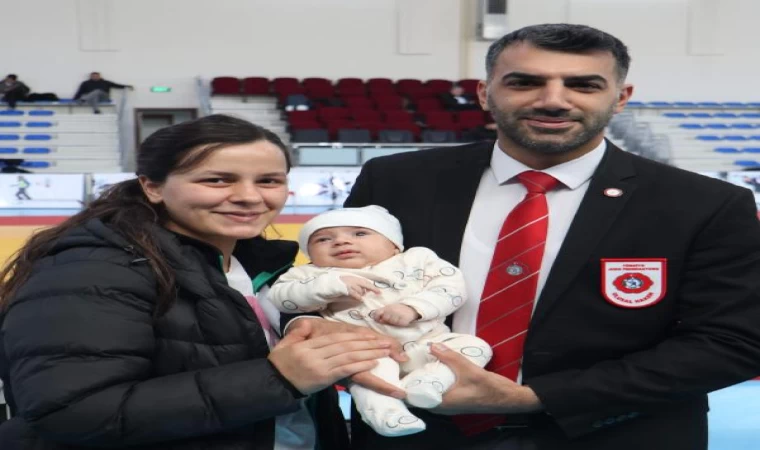 2 aylık Ali Çağan, antrenör anne ve hakem babasıyla judo şampiyonasında