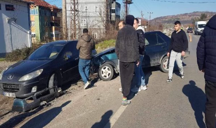 3 kişinin yaralandığı kaza kamerada