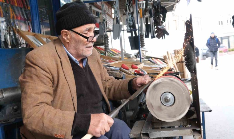 81 yaşındaki usta ilk günkü hevesle mesleğini sürdürüyor