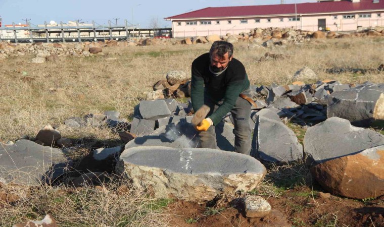 9 çocuk okutan baba, ekmeğini taştan çıkartıyor