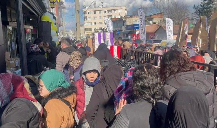 Açılışa özel kampanya düzenleyen mağazada izdiham yaşandı