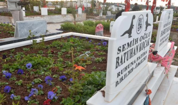 Adana’da depremde ölenler, yıkılan binaların enkazının kaldırıldığı alanlarda anıldı (4)