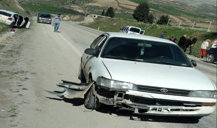 Adıyamanda 3 araç çarpıştı: 3 yaralı