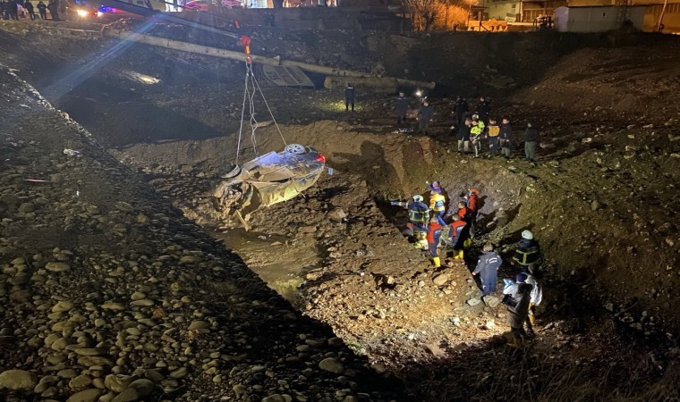 Adıyamandaki feci kaza kamerada: 1 polis hayatını kaybetti, 1 polis yaralandı