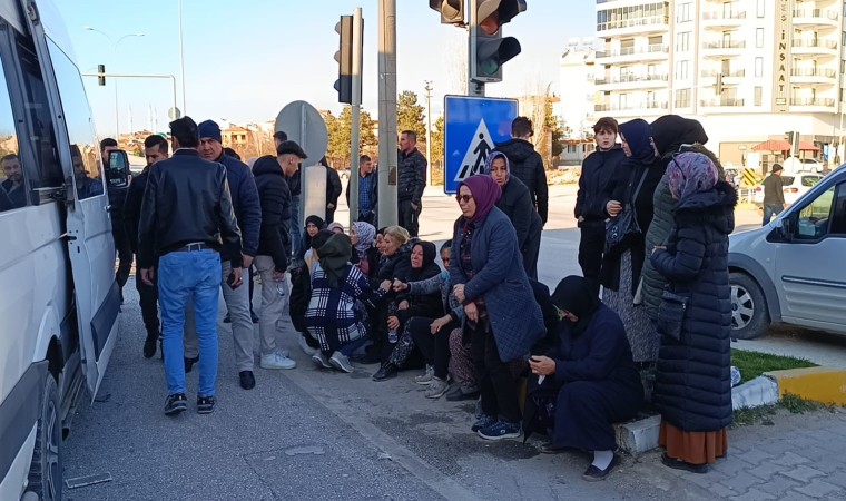 Afyonkarahisarda işçi servisi tırla çarpıştı: 12 yaralı