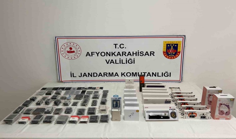 Afyonkarahisarda kaçak telefon aksesuarları ele geçirildi