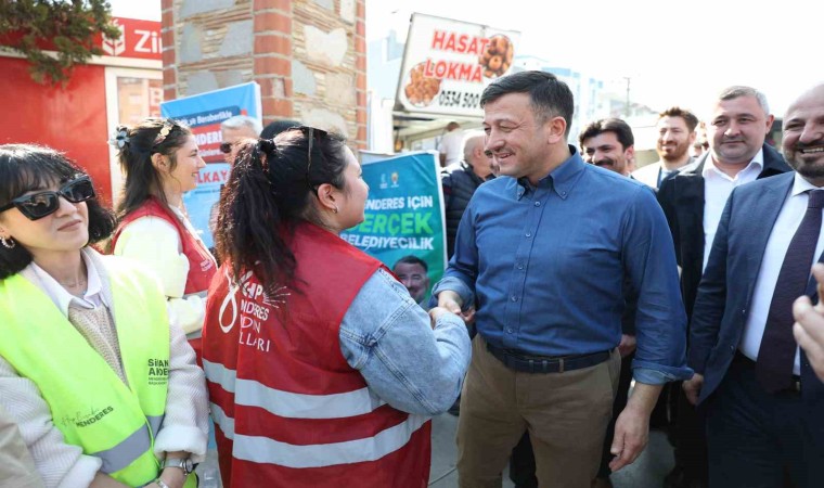 AK Partili Hamza Dağ ile CHPli gençler arasında gülümseten diyalog