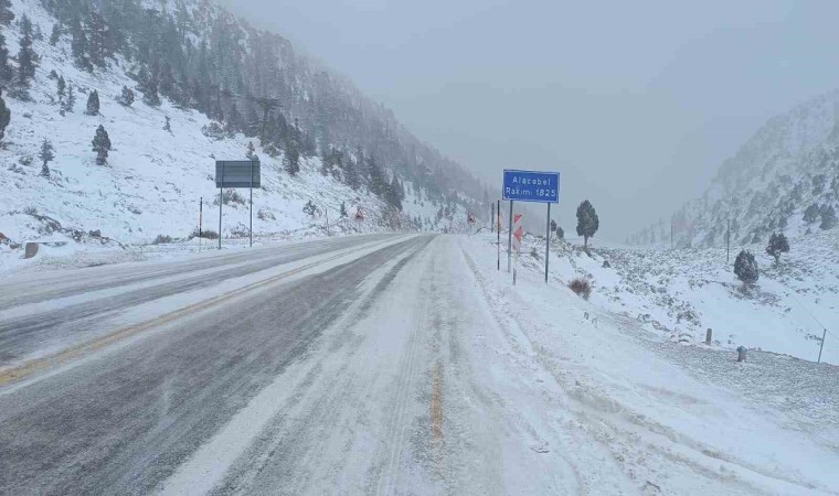 Alacabelde gece başlayan kar yağışı sonrası ekipler seferber oldu