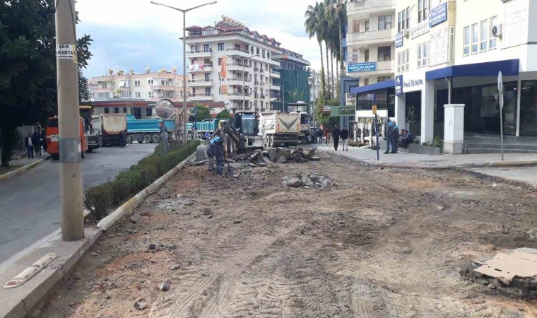 Alanyada Başkent Kavşağı ile Yunus Emre Caddesi arası yenileniyor