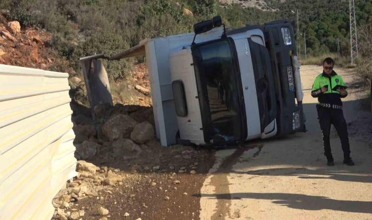 Alanyada taş yüklü kamyon yan yattı