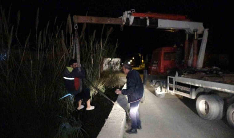 Alkollü sürücünün kanala uçtuğu motosiklet halatla çıkarıldı