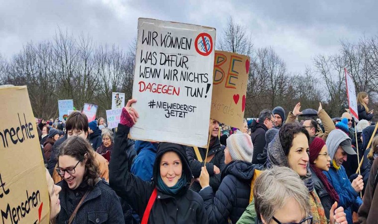 Almanyada 150 bin kişiden Bundestag önünde ırkçılığa karşı miting